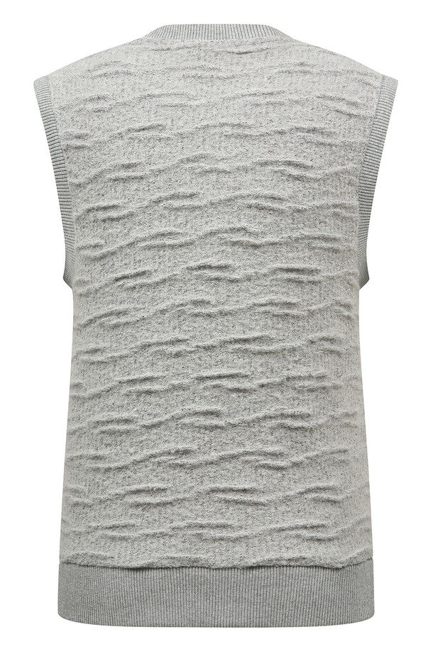 여성 기본 티 베스트 L21D3SV161_MG는 멜란지 그레이 컬러의 여성용 민소매 티셔츠입니다. 골프 및 일상용으로 적합하며, 사계절 모두 착용 가능합니다. 울, 나일론, 폴리에스터, 폴리우레탄 혼방 소재로 제작되어 중간 두께감의 구조적인 촉감을 선사합니다. 베이직하고 캐주얼한 스타일로, 텍스처드 패턴과 라운드넥 디자인이 특징입니다. 핏은 캐주얼하며, 소매 기장은 민소매, 기타 특징으로 약간의 신축성과 포인트 락 디테일이 있습니다. 골프룩, 캐주얼, 미니멀, 클래식 스타일을 선호하는 여성에게 적합합니다.
