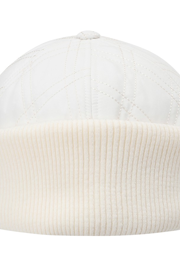 남성 퀄티드 패딩 육쪽캡 L11D4CP104_IV는 보온성을 강조한 겨울용 캡모자입니다. 아이보리 컬러의 폴리에스테르, 나일론, 아크릴 혼방 소재로 제작되었으며, 퀄팅 처리된 패턴이 특징입니다. 6패널 구조로 제작되었으며, 추운 날씨에도 따뜻하게 착용할 수 있도록 니트 이어커버가 부착되어 있습니다. 골프룩이나 겨울 데일리룩과 함께 캐주얼, 클래식, 미니멀 스타일을 연출하기 좋습니다.
