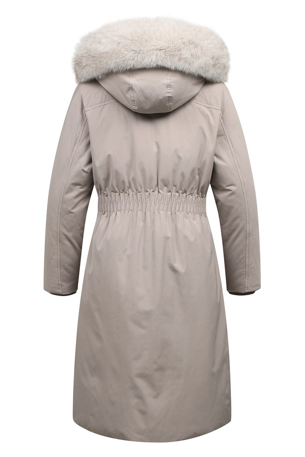 여성 타운 긴기장 코트 덕 다운점퍼 L21D4JA153_BG는 겨울철 데일리룩에 어울리는 여성용 다운 코트입니다. 베이직하고 클래식한 스타일의 무지 디자인으로, 레귤러핏의 롱 기장이 특징입니다. 부드러운 촉감의 덕다운 소재와 두꺼운 두께감으로 뛰어난 보온성을 제공하며, 지퍼형 여밈 방식과 퍼 트리밍 후드가 세련된 디자인을 더합니다. 클래식, 미니멀 스타일을 선호하는 분들께 적합한 아이템입니다.
