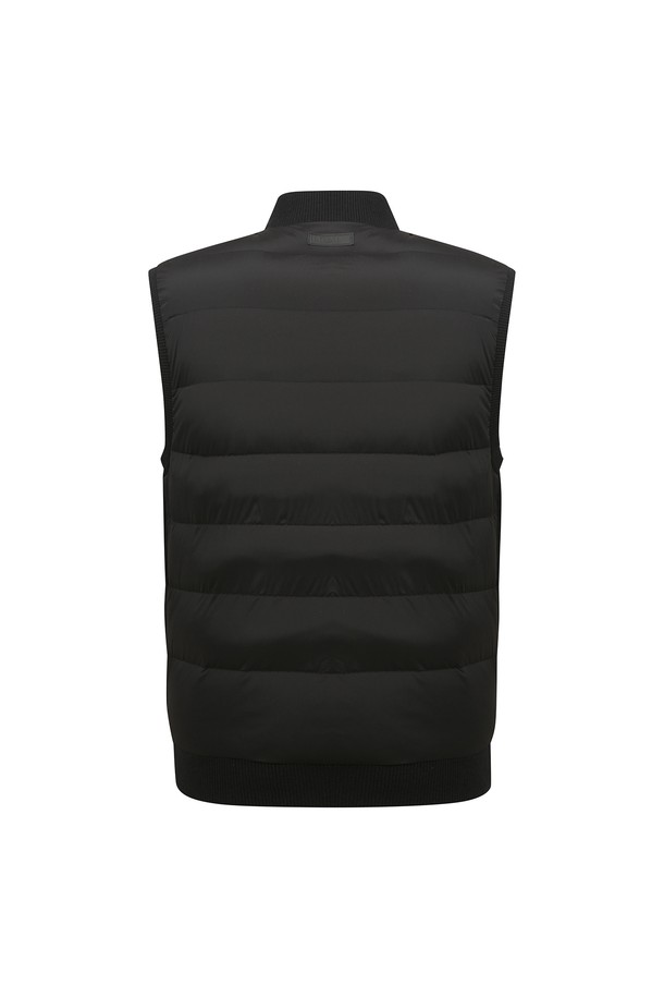 남성 LX 엠보 조직 니트 베스트 L11D4SV323_BK는 가을, 겨울 시즌에 착용하기 좋은 남성용 니트 베스트입니다. 블랙 컬러의 하이넥 디자인으로, 스포티하면서도 베이직한 스타일을 연출합니다. 두꺼운 두께감의 니트 소재와 부드러운 촉감으로 편안한 착용감을 제공하며, 엠보 디테일이 돋보입니다. 레귤러핏으로 제작되었으며, 집업 스타일로 간편하게 착용할 수 있습니다. 골프룩은 물론, 일상에서도 활용 가능한 실용적인 아이템입니다.
