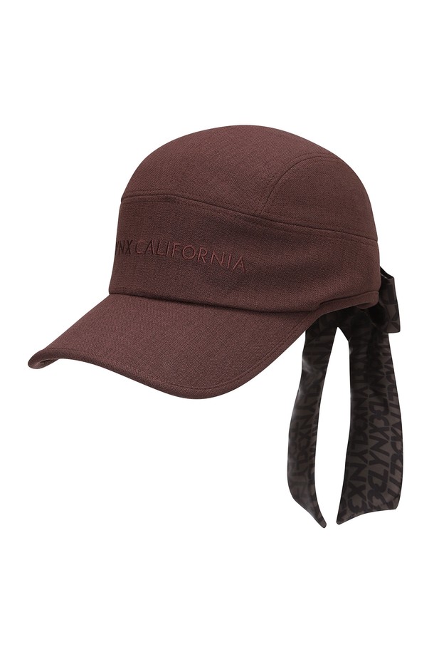 세련된 여성 골프룩을 완성해 줄 L21E1CP256_BR 브라운 골프 스카프 귀파임캡입니다. 부드러운 폴리에스테르 소재로 제작되어 편안한 착용감을 선사하며, 봄, 여름, 가을 시즌에 활용하기 좋습니다. 캠프캡 스타일로 활동적인 느낌을 주고, 귀를 덮는 디자인으로 햇볕으로부터 보호해 줍니다. 사이즈 조절이 가능하며, 무지 디자인에 스카프 리본 장식이 더해져 클래식하면서도 미니멀한 매력을 줍니다. 블랙 컬러도 함께 출시되어 취향에 맞게 선택할 수 있습니다.
