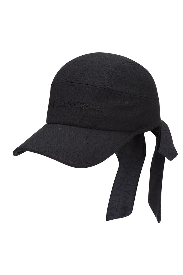 여성 골프 스카프 귀파임캡 L21E1CP256_BK는 라운딩 룩을 완성하는 블랙 컬러의 골프캡입니다. 봄, 여름, 가을 시즌에 착용하기 좋으며, 부드러운 폴리에스테르 소재로 제작되어 편안한 착용감을 선사합니다. 일반 모자 깊이와 챙 넓이로 디자인되었으며, 자외선 차단 및 통기 기능을 갖춰 야외 활동 시에도 쾌적함을 유지합니다. 스카프 디테일과 귀파임 디자인이 특징으로, 캐주얼하면서도 미니멀한 골프룩을 연출할 수 있습니다.
