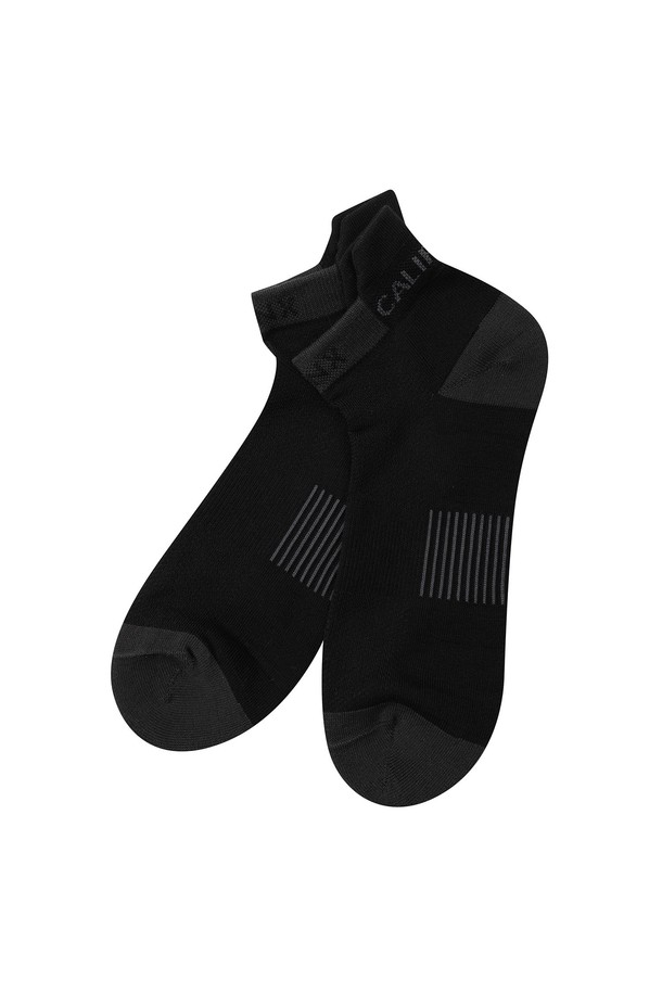 남성 골프 배색 단목 양말 L11E1SC201_BK입니다. 블랙 컬러에 면, 폴리에스테르, 스판덱스 혼방 소재로 제작되어 사계절 내내 착용 가능합니다. 얇은 두께감과 흡습, 통기 기능으로 쾌적한 착용감을 제공하며, 스포티하고 캐주얼한 골프룩에 잘 어울립니다. 배색 디자인으로 포인트를 더하여 개성 있는 스타일을 연출할 수 있습니다. 단목 스타일로 활동성을 높여 골프 활동에 최적화되었습니다.
