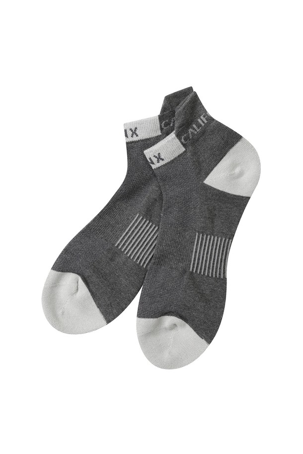 남성 골프 배색 단목 양말 L11E1SC201_GY입니다. 면과 스판덱스 혼방 소재로 제작되어 흡습 및 통기 기능이 뛰어나 쾌적한 착용감을 제공합니다. 그레이 컬러에 배색 디자인이 적용되어 스포티하고 캐주얼한 골프룩에 잘 어울립니다. 단목 스타일로 발목을 편안하게 감싸주며, 활동적인 움직임에도 불편함 없이 사용할 수 있습니다. 필드 위에서 스타일리시함을 더해주는 필수 아이템입니다.
