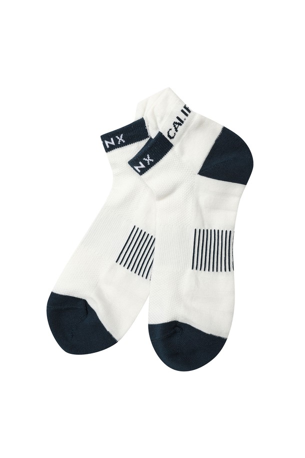 남성 골프 배색 단목 양말 L11E1SC201_WH는 골프 및 스포츠 활동에 적합한 남성용 양말입니다. 화이트, 그레이, 블랙 세 가지 색상으로 출시되었으며, 메쉬 구조의 통기성 있는 디자인이 특징입니다. 면, 폴리에스테르, 나일론, 고무, 폴리우레탄 혼방 소재로 제작되어 흡습 및 통기 기능이 우수합니다. 스포티, 캐주얼, 미니멀 스타일을 연출하며, 골프룩, 피트니스룩, 러닝룩 등 다양한 TPO(Time, Place, Occasion)에 활용 가능합니다. 발목 양말 형태로 편안한 착용감을 제공합니다.
