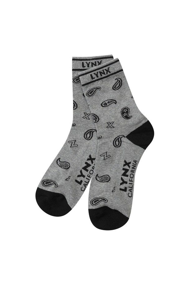 남성 페이즐리 중목 양말은 골프룩에 어울리는 클래식, 미니멀 또는 캐주얼 스타일의 양말입니다. 부드러운 촉감의 면과 폴리에스테르 혼방 소재로 제작되어 흡습 기능이 뛰어나 쾌적한 착용감을 제공합니다. 얇은 두께감의 중목 길이로, 그레이와 블랙 두 가지 색상으로 만나볼 수 있습니다. 페이즐리 패턴과 로고 디자인이 돋보이는, 개성 있는 스타일을 연출해보세요. 일상에서도 편안하게 착용할 수 있습니다.
