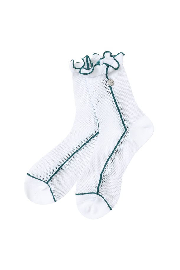 여성 골프룩에 어울리는 화이트 컬러의 중목 양말입니다. 메쉬 소재로 제작되어 통기성이 뛰어나 봄, 여름 시즌에 쾌적하게 착용할 수 있습니다. 라이닝 기능으로 편안함을 더했으며, 스포티하면서도 미니멀한 디자인이 특징입니다. 골프 활동 시 발을 시원하게 유지하고 스타일리시함을 더해줍니다.
