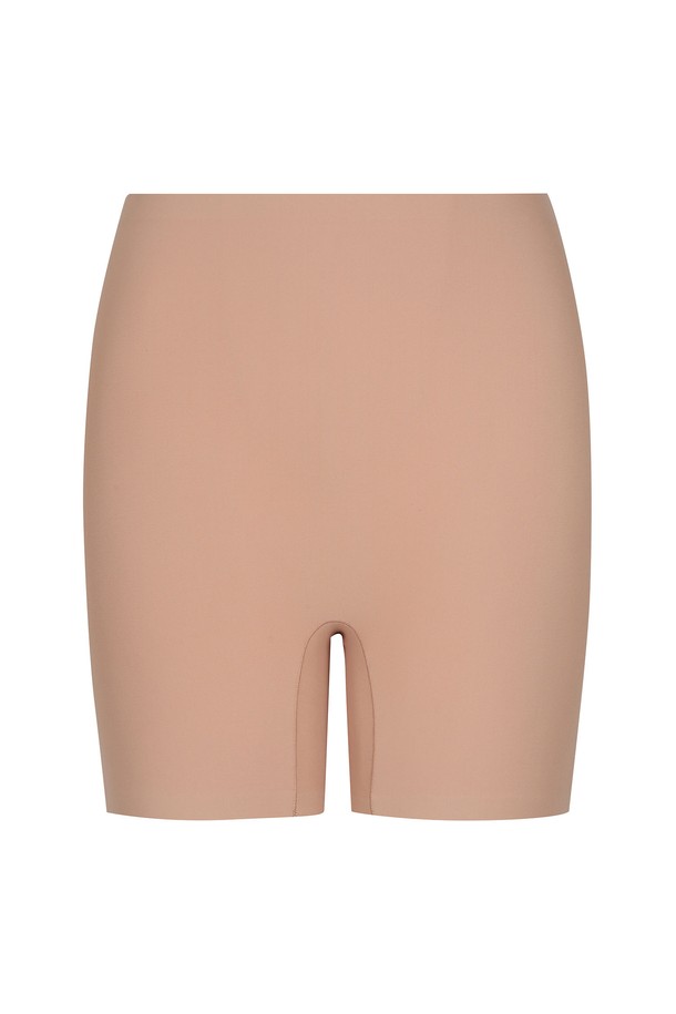 여성 심리스 속바지 L21E2AC352_BG는 베이지 컬러의 여성용 속바지입니다. 나일론과 스판덱스 혼방 소재로 제작되어 편안한 착용감을 제공하며, 사계절 내내 활용하기 좋습니다. 심리스(seamless) 디자인으로 제작되어 옷맵시를 살리고, 깔끔한 핏을 연출합니다. 미니멀하고 캐주얼한 스타일로, 집콕룩에 적합합니다. 쇼츠 타입으로 활동성을 높인 제품입니다.
