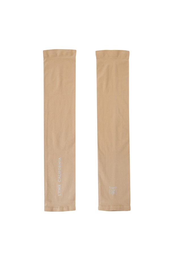 남성 냉감 스타킹 팔토시 L11E7AC303_BG는 여름철 골프룩에 적합한 팔토시입니다. 베이지 컬러의 무지 디자인으로, 스포티하면서도 미니멀한 스타일을 연출합니다. 나일론과 폴리우레탄 혼방 소재로 제작되어 시원한 냉감 촉감을 제공하며, UV 차단 기능으로 자외선으로부터 피부를 보호합니다. 신축성이 좋아 편안한 착용감을 선사하며, 약간의 비침이 있어 시원함을 더합니다. 통기성이 우수하여 쾌적하게 라운딩을 즐길 수 있습니다.
