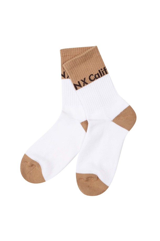 **[25FW] 여성 반전배색 중목 양말 L21E3SC254_WH**는 골프 활동에 적합하며, 가을/겨울 시즌에 착용하기 좋은 여성용 양말입니다. 부드러운 면과 스판덱스 혼방 소재로 제작되어 흡습 기능이 뛰어나며, 화이트와 베이지 컬러의 배색 디자인이 특징입니다. 중목 길이로 발목을 안정감 있게 감싸줍니다.
