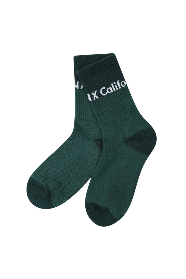 여성 골프 양말입니다. 가을/겨울 시즌에 착용하기 좋으며, 그린 색상의 배색 디자인이 특징입니다. 중목 기장으로 제작되어 편안함과 스타일을 동시에 만족시킵니다.
