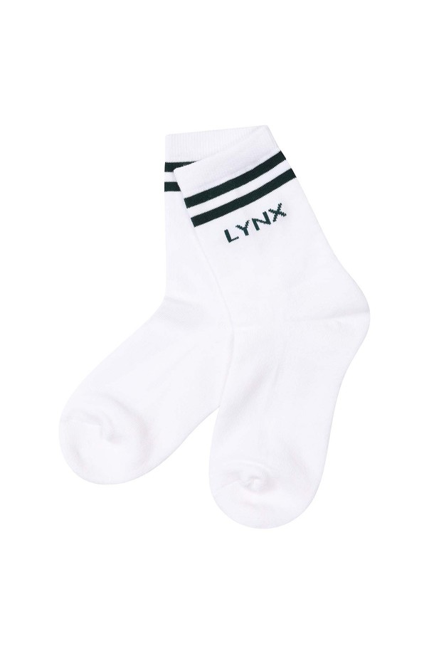 세련된 띠배색 디자인이 돋보이는 여성 골프 양말입니다. 그린과 화이트 컬러의 스트라이프 패턴은 필드 위에서 산뜻한 포인트를 더하며, 흡습 기능의 면 소재로 제작되어 가을, 겨울철에도 쾌적한 착용감을 선사합니다. 중목 기장으로 안정적인 착용감을 제공하며, 골프 활동에 적합하도록 디자인되었습니다.
