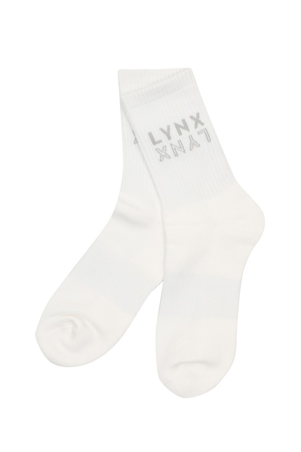 **[25FW] 남성 골조직 중목 양말 L11E3SC202_WH**는 골프 활동에 적합한 남성용 양말입니다. 신축성이 뛰어나 편안한 착용감을 제공하며, 면, 폴리에스테르, 나일론, 고무, 폴리우레탄 혼방 소재로 제작되었습니다. 화이트 컬러에 로고 포인트가 있으며, 중간 두께감의 중목 길이로 가을에 착용하기 좋습니다.
