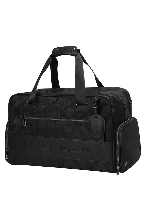 남성용 블랙 색상의 라지 사이즈 보스턴백입니다. 폴리에스테르와 폴리우레탄 혼방 소재로 제작되었으며, 넉넉한 수납공간과 신발 수납 포켓을 갖춰 골프, 여행 등 다양한 용도로 활용 가능합니다. 무지 및 카모 패턴의 사각 디자인에 지퍼형 잠금 방식을 적용했으며, 이너 라이닝으로 내구성을 높이고 중간 두께감으로 편안한 사용감을 제공합니다.
