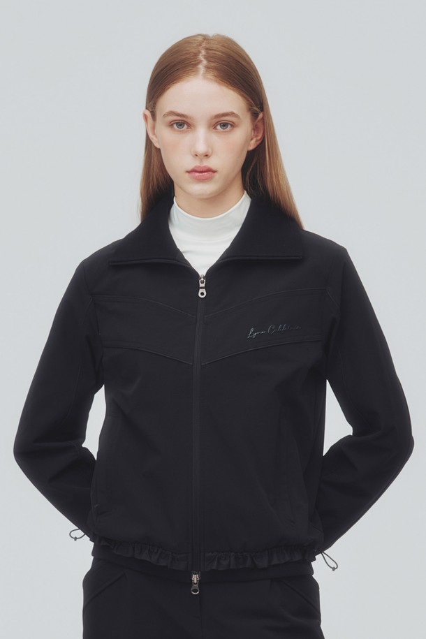 [25FW] 여성 소재믹스 트레이닝 세트 (SET) 점퍼 L21E3JP383_BK는 여성용 트레이닝 점퍼입니다. 블랙과 아이보리 두 가지 색상으로 제공되며  골프 및 트레이닝 활동에 적합합니다. 가을, 겨울 시즌에 착용하기 좋으며, 스포티한 스타일을 연출할 수 있습니다. 나일론, 폴리우레탄, 아크릴, 면, 폴리에스터 등의 소재를 혼합하여 제작되었으며, 신축성 있는 중간 두께감으로 편안한 착용감을 선사합니다. 스트레치 소재, 립 구조, 안감 처리가 더해져 활동성을 높였습니다.
