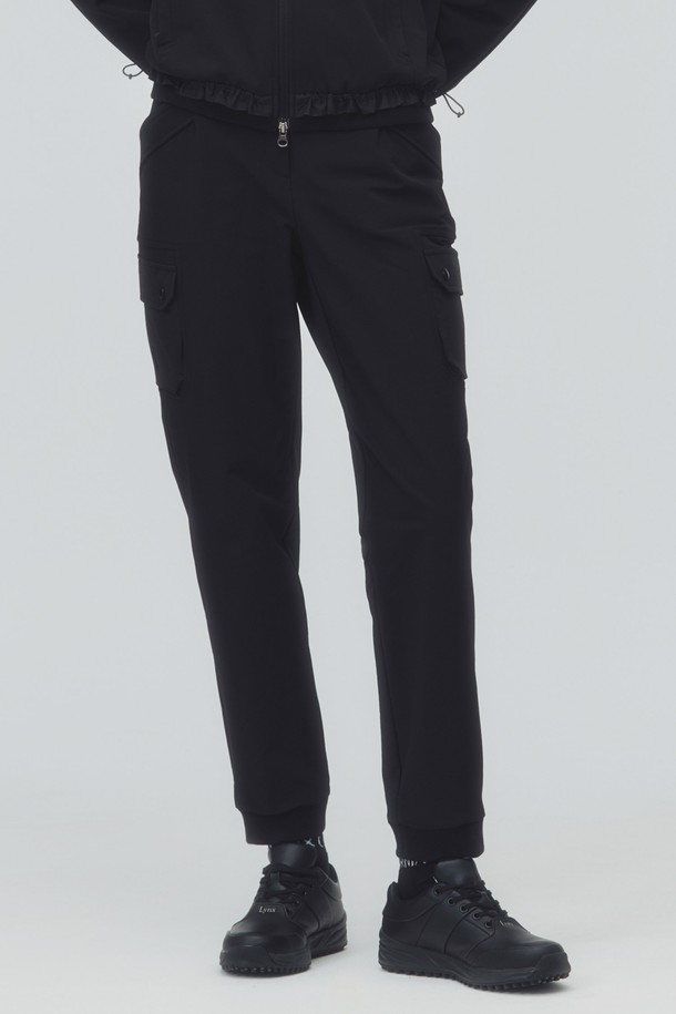 [25FW] 여성 소재믹스 트레이닝 세트 조거팬츠 L21E3PF383_BK는 여성용 조거팬츠 세트 상품입니다. 가을, 겨울에 적합하며, 블랙 색상의 무지 디자인으로 스포티한 스타일을 연출합니다. 소재믹스 소재를 사용하여 릴랙스 핏을 제공하며, 밴딩 처리로 편안한 착용감을 선사합니다. 골프 및 트레이닝 활동에 적합하며, 긴 기장의 조거핏 바지입니다.
