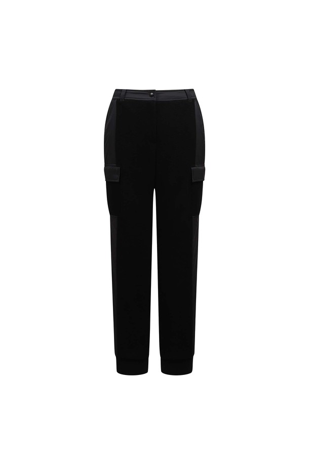 **[25FW] 여성 부클 트레이닝 세트 패딩 조거팬츠 L21E3PF384_BK**

겨울철 골프룩 또는 데일리룩으로 활용하기 좋은 여성 부클 트레이닝 세트 패딩 조거팬츠입니다. 블랙과 그레이 두 가지 색상으로 출시되었으며, 부드러운 촉감의 레이온, 폴리에스터, 폴리우레탄, 나일론 혼방 소재로 제작되었습니다. 스포티한 스타일의 긴 기장 조거핏으로, 두꺼운 두께감과 패딩 안감으로 보온성을 높였습니다. 밴딩 처리와 방풍 기능, 백포켓 패딩 디테일이 특징입니다. 세트 상품으로 구성되어 있어 간편하게 스타일링을 완성할 수 있습니다.
