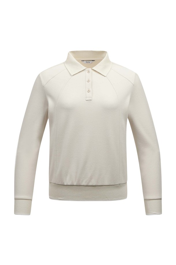 [25FW] 여성 앞 절개 포인트 블루종 폴로 티셔츠 (L21E3TO353_IV)는 아이보리 컬러의 여성용 폴로 티셔츠입니다. 가을, 겨울 시즌에 적합하며, 골프룩 또는 스포티, 캐주얼 스타일 연출에 용이합니다. 폴리에스테르, 나일론, 아크릴, 면, 폴리우레탄의 혼방 소재로 제작되어 부드러운 촉감과 신축성을 제공합니다. 긴 소매 기장의 레귤러핏 디자인에 체인 자수 장식과 블루종 스타일이 특징이며, 앞 절개 포인트로 세련됨을 더했습니다. 중간 두께감의 폴로넥 티셔츠로, 편안하고 활동적인 골프 라운딩을 돕습니다.
