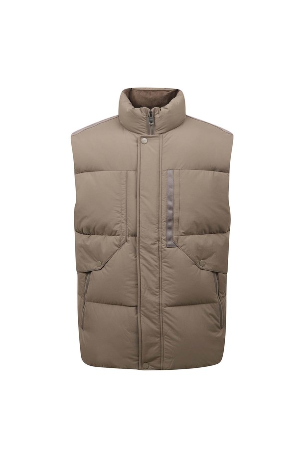 남성용 방풍 H/ZIP SET 덕 다운 베스트 L11E4JV389_BG입니다. 골프 및 퍼포먼스 활동에 적합하며, 가을과 겨울에 따뜻하게 착용할 수 있습니다. 베이지 색상의 무지 디자인으로, 스포티하고 미니멀한 스타일을 연출합니다. 두꺼운 두께감과 신축성이 약간 느껴지는 소재로 제작되었으며, 오리 솜털 80%, 오리 깃털 20% 충전재를 사용하여 보온성을 높였습니다. 방풍 기능이 있어 야외 활동 시에도 쾌적함을 유지해 줍니다.

