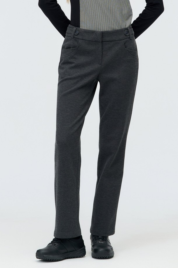 **[25FW] 여성 멜란지 세미 일자핏 팬츠 L21E4PT257_MG**는 멜란지 그레이 및 브라운 컬러로 출시된 여성 골프 팬츠입니다. 겨울 시즌에 적합하며, 스포티한 스타일을 연출합니다. 허리 히든 밴딩과 신축성 있는 소재로 편안한 착용감을 제공하며, 세미 일자핏으로 다리 라인을 슬림하게 잡아줍니다. 수직 골지 구조와 멜란지 플리스 소재를 사용하여 보온성을 높였으며, 골프룩 및 겨울 데일리룩에 모두 활용 가능합니다.
