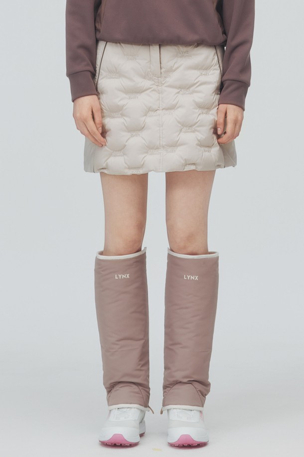 [25FW] 여성 사이드 포켓 튜브 다운 큐롯 L21E4PC385_IV는 여성 골프 및 겨울 데일리룩 연출에 적합한 다운 스커트입니다. 아이보리, 블랙 두 가지 색상으로 출시되었으며, 스포티, 캐주얼, 미니멀 스타일을 연출할 수 있습니다. 부드러운 촉감의 폴리에스테르 소재에 A라인 핏으로 편안함을 더했습니다. 사이드 밴딩 디자인과 사이드 포켓, 투웨이 원단, 다운 충전재를 사용하여 활동성을 높였으며, 오리털 80%와 오리 솜털 20%의 충전재로 보온성을 강화했습니다. 큐롯 타입의 디자인으로 A라인 핏을 연출하며, 안감을 더해 편안한 착용감을 선사합니다.
