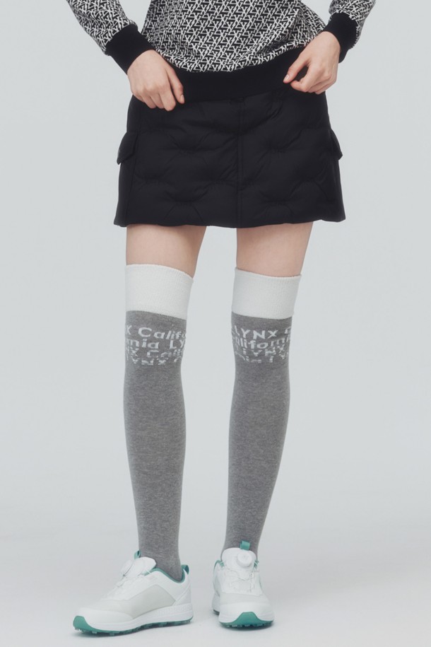 세련된 블랙 컬러의 여성 골프 큐롯 스커트입니다. 덕다운 충전재와 튜브 패턴으로 디자인되어 겨울철에도 따뜻하고 스타일리시하게 라운딩을 즐길 수 있습니다. 부드러운 촉감의 폴리에스터, 폴리우레탄 혼방 소재로 제작되어 편안한 착용감을 선사하며, A라인 핏으로 다리가 길어 보이는 효과를 줍니다. 사이드 포켓과 밴딩 디테일이 실용성을 더하며, 퍼포먼스 라인으로 활동성을 높였습니다. 스포티하면서도 미니멀한 스타일을 연출하여 골프룩으로 완벽합니다.
