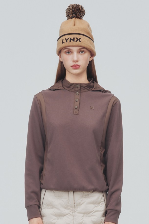 [25FW] 여성 우븐 믹스 미니후드 티셔츠 L21E3TR355_BG는 여성 골프룩을 위한 스포티 & 미니멀 스타일의 의류입니다. 가을/겨울 시즌에 적합하며, 베이지 컬러의 레귤러핏 긴소매 후드 티셔츠입니다. 방풍 기능이 있으며, 신축성 있는 폴리에스테르 및 폴리우레탄 혼방 소재로 제작되었습니다. 무지 패턴에 드로우스트링 밑단과 콘트라스트 패널 디자인이 특징입니다. 중간 두께감과 안감 처리가 되어 있어 편안한 착용감을 제공합니다.
