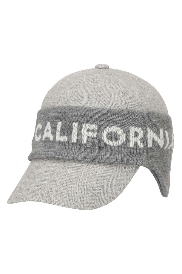 추운 겨울, 따뜻함과 스타일을 동시에 잡을 수 있는 남성 니트 탈착 귀도리 캡 L11E4CP205_GY입니다. 부드러운 모, 폴리에스터, 아크릴 혼방 소재로 제작되어 뛰어난 보온성과 신축성을 자랑하며, 두꺼운 두께감으로 한겨울에도 포근하게 착용할 수 있습니다. 탈착식 귀도리가 있어 날씨와 스타일에 따라 다양하게 연출 가능하며, 귀마개와 모자를 단품으로도 활용할 수 있어 실용적입니다. 니트 조직 특유의 캐주얼하고 클래식한 디자인으로 골프룩, 겨울 데일리룩 등 어떤 스타일에도 자연스럽게 매치할 수 있습니다. 그레이(Gray)와 블랙(Black) 두 가지 컬러로 출시되어 폭넓은 선택이 가능합니다.
