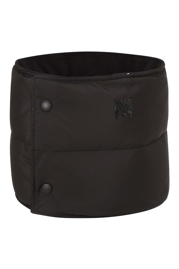 **[25FW] 남성 방한 넥워머 L11E4AC301_BK**는 추운 겨울철 따뜻함을 선사하는 남성용 넥워머입니다. 부드러운 폴리에스테르 소재에 플리스 안감을 더해 뛰어난 보온성을 제공하며, 두꺼운 두께감으로 찬 바람을 효과적으로 차단합니다. 뒷면 드로우스트링으로 사이즈 조절이 가능하며, 무지 디자인으로 다양한 겨울 데일리룩, 산책룩, 집콕룩 등 캐주얼, 미니멀, 클래식 스타일 어디에도 잘 어울립니다. 프리 사이즈로 제작되어 편안하게 착용할 수 있습니다.
