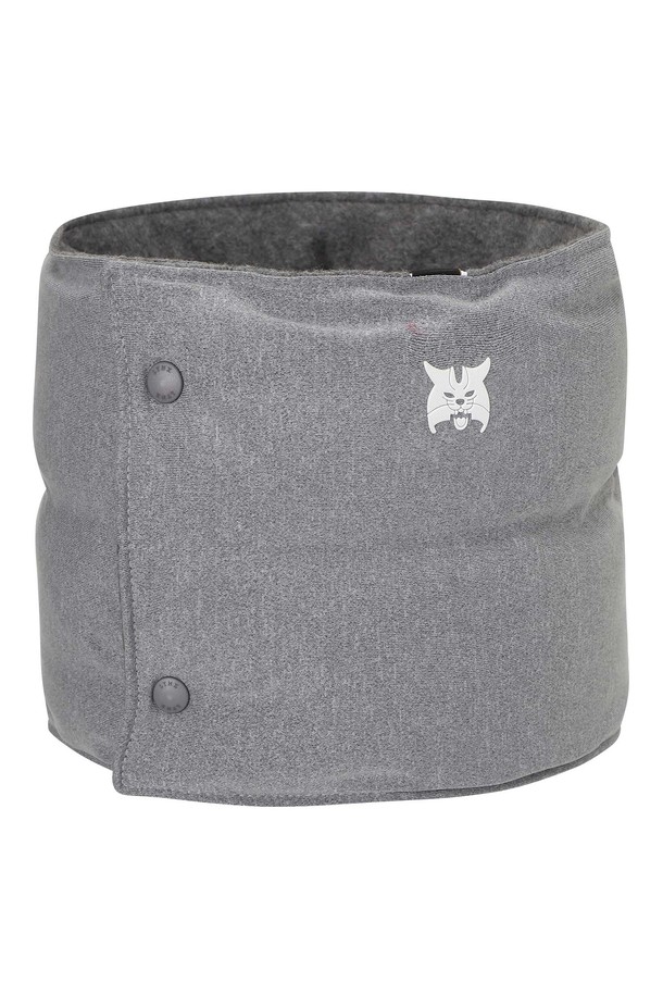 **[25FW] 남성 방한 넥워머 L11E4AC301_MG**는 겨울철 방한을 위한 남성용 넥워머입니다. 부드러운 촉감의 폴리에스테르 및 폴리우레탄 혼방 소재로 제작되었으며, 안감은 플리스 처리를 하여 보온성을 높였습니다. 멜란지 그레이와 블랙 두 가지 색상으로 출시되었으며, 무지 디자인에 두꺼운 두께감으로 따뜻함을 더합니다. 뒷면 스트링 조절 기능과 충전재를 포함하여 더욱 쾌적하고 편안하게 착용 가능합니다. 겨울 데일리룩, 산책룩, 캠핑룩 등 캐주얼, 미니멀, 클래식 스타일 모두에 잘 어울립니다.
