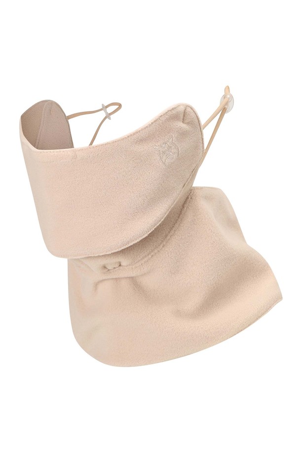 [25FW] 여성 플리스 방한 마스크 L21E4AC253_BG는 겨울철 추위를 효과적으로 막아주는 여성용 방한 마스크입니다. 부드러운 폴리에스터 플리스 소재로 제작되어 뛰어난 보온성을 제공하며, 안감 기모 처리로 더욱 따뜻하게 착용할 수 있습니다. 베이지와 블랙핑크 두 가지 색상으로 출시되어 다양한 겨울 스타일 (캐주얼, 미니멀, 클래식) 에 매치하기 용이합니다. 얼굴과 목 부분을 넓게 커버하여 찬 바람으로부터 보호하며, 코 부분 와이어와 귀 부분 스토퍼를 통해 편안한 착용감을 선사합니다. 겨울 데일리룩, 산책룩, 여행룩 등 다양한 TPO에 활용할 수 있는 실용적인 아이템입니다.
