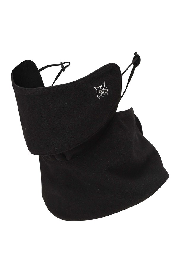 [25FW] 여성 플리스 방한 마스크 L21E4AC253_BK는 겨울철 보온을 위한 여성용 마스크입니다. 부드러운 폴리에스터 소재로 제작되었으며, 안감 기모 처리로 더욱 따뜻하게 착용할 수 있습니다. 얼굴과 목을 덮는 디자인으로 방한 효과를 높였으며, 귀걸이 스토퍼를 통해 사이즈 조절이 가능합니다. 블랙, 핑크, 베이지 세 가지 색상으로 출시되어 데일리룩 및 산책룩 등 다양한 스타일에 캐주얼하고 미니멀하게 매치하기 좋습니다. 신축성이 뛰어나 편안하게 착용 가능하며 비침 걱정 없이 겨울철 따뜻함을 유지해 줍니다.
