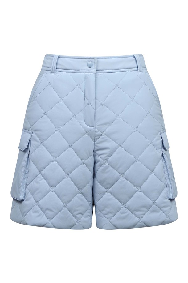 [25FW] 여성 패딩 퀼팅 하프 팬츠 L21E4PM282_BL은 스포티한 스타일의 여성 골프룩을 위한 하프 팬츠입니다. 블루 컬러에 다이아몬드 퀼팅 패턴이 적용되어 세련된 디자인을 연출합니다. 부드러운 촉감의 나일론, 폴리우레탄, 폴리에스테르 혼방 소재로 제작되었으며, 신축성이 뛰어나 편안한 착용감을 제공합니다. 안감이 있어 따뜻하며, 허리 밴딩은 없습니다. 겨울철 골프 활동에 적합하며 레귤러핏으로 활동성을 높였습니다.
