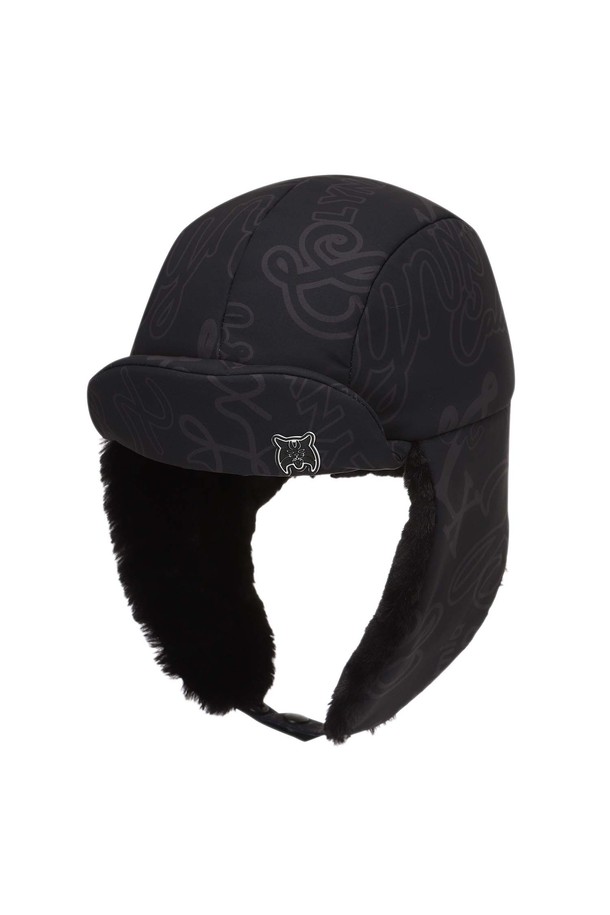 **[25FW] 여성 방한 트루퍼햇 L21E4CP353_BK**는 겨울철 추위를 효과적으로 막아주는 여성용 모자입니다. 부드러운 촉감의 폴리에스테르 소재에 두꺼운 두께감과 퀄팅 패턴으로 보온성을 높였습니다. 블랙, 베이지 두 가지 색상으로 출시되었으며, 안감은 퍼(fur)로 제작되어 더욱 따뜻합니다. 앞챙 와이어 조절과 뒷끈 조절 기능으로 편안한 착용감을 제공하며, 골프, 겨울 데일리룩, 여행룩 등 다양한 TPO에 활용 가능합니다. 클래식, 미니멀, 캐주얼 스타일을 즐겨 입는 여성분들께 추천합니다. L21E3JP253(BK) 세트업으로 더욱 멋스럽게 연출할 수 있습니다.
