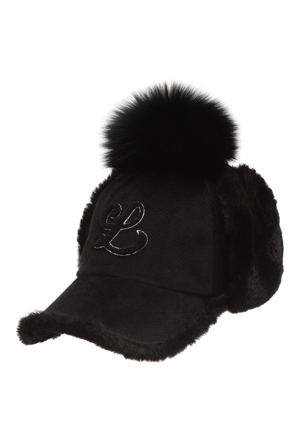 **[25FW] 여성 방울장식 방한 귀도리 캡 L21E4CP260_BK**

부드러운 촉감의 폴리에스테르와 고급스러운 폭스퍼 소재로 제작된 여성 귀도리 캡입니다. 겨울철 골프, 산책 등 다양한 야외 활동 시 방한 기능을 제공하며, 페이크 퍼 방울 장식이 디자인 포인트입니다. 블랙과 아이보리 두 가지 색상으로 출시되어, 클래식, 캐주얼, 미니멀 스타일 모두에 잘 어울립니다. 캡 전면에 로고 버클 자수 디테일이 있으며, 신축성 있는 디자인과 안감으로 편안한 착용감을 선사합니다. 추운 날씨에도 스타일리시함을 놓치고 싶지 않은 여성분들께 추천합니다.
