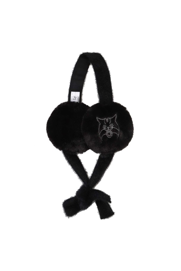 **[25FW] 여성 퍼 귀마개 L21E4AC251_BK**는 겨울철 보온성을 책임지는 여성용 귀마개입니다. 블랙과 아이보리 두 가지 색상으로 출시되었으며, 일상, 산책, 동네 마실 등 다양한 TPO에 적합합니다. 나일론과 폴리에스테르 혼방 소재로 제작되어 부드러운 착용감을 선사하며, 플리스 안감으로 보온성을 높였습니다. 시라소니 체인 자수 디테일과 하프타입 디자인으로 클래식, 미니멀, 캐주얼 스타일 모두 소화 가능하며, 신축성이 좋아 편안하게 착용할 수 있습니다. 본 제품은 SET-UP 구성품(L21E4CP262)과 함께 코디하여 더욱 스타일리시하게 연출할 수 있습니다.
