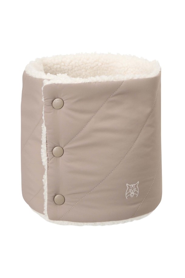 따뜻함과 스타일을 동시에 갖춘 여성 우븐 배색 방한 넥워머 L21E4AC351_BG입니다. 부드러운 폴리에스터 소재에 안감 부클 원단을 사용하여 뛰어난 보온성을 제공하며, 신축성 있는 착용감으로 편안함을 더했습니다. 독특한 사선 컷팅 디자인과 베이지 컬러의 조화가 캐주얼, 미니멀, 클래식 등 다양한 스타일을 소화하며 겨울철 데일리룩, 산책룩, 여행룩에 포인트를 더해줍니다. 추운 계절, 포근함과 스타일을 놓치고 싶지 않다면 이 넥워머를 선택하세요.
