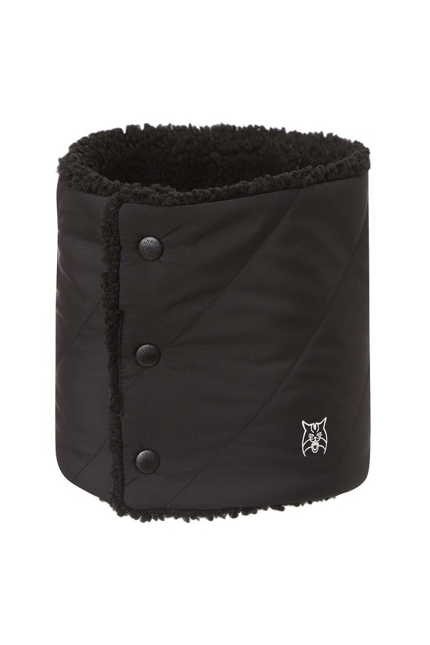 **[25FW] 여성 우븐배색 방한 넥워머 L21E4AC351_BK**는 겨울철 골프 및 스포츠 활동에 적합한 여성용 넥워머입니다. 블랙 컬러의 무지 디자인으로, 미니멀, 클래식, 스포티 스타일을 연출하기 좋습니다. 두꺼운 두께감과 폴리에스테르 소재, 부클 안감, 내부 보온 라이닝으로 뛰어난 보온 및 방한 기능을 제공합니다. 대각선 커팅 디자인과 신축성 있는 소재로 활동성을 높였으며, 투명하지 않아 편안하게 착용할 수 있습니다.
