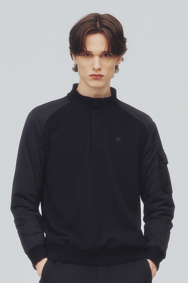 [25FW] 남성 방풍 믹스 H/ZIP 티셔츠 L11E3TH389_BK는 남성 골프룩을 위한 스포티한 스타일의 하프 집업 티셔츠입니다. 블랙 컬러의 레귤러핏 긴소매 제품으로, 가을 시즌에 적합합니다. 폴리에스터, 나일론, 폴리우레탄 혼방 소재로 제작되어 부드러운 촉감과 중간 두께감을 제공합니다. 방풍 및 보온 기능을 갖춘 하이브리드 디자인이며, 플리스 안감과 패딩 소매 디테일이 특징입니다. 하프넥 디자인으로 세련된 느낌을 더했습니다.
