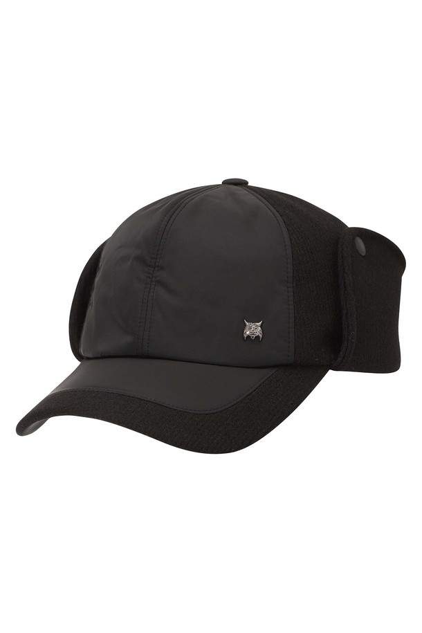 25FW 남성 니트 귀도리 패딩 육쪽캡 L11E4CP207_BK는 가을, 겨울 시즌에 착용하기 좋은 남성용 육쪽캡입니다. 블랙과 베이지 두 가지 색상으로 출시되었으며, 골프 및 일상생활에서 모두 활용 가능합니다. 폴리에스테르, 아크릴, 레이온 혼방 소재에 두꺼운 두께감으로 보온성을 높였으며, 무지 디자인에 귀도리, 패딩 디테일이 특징입니다. 6패널 구조에 탈부착 가능한 플라스틱 귀도리가 있어 보온성을 조절할 수 있으며, 약간의 신축성과 내부 라이닝으로 편안한 착용감을 제공합니다. 캐주얼, 클래식, 미니멀 스타일의 골프룩 또는 겨울 데일리룩에 매치하여 세련된 분위기를 연출해보세요.
