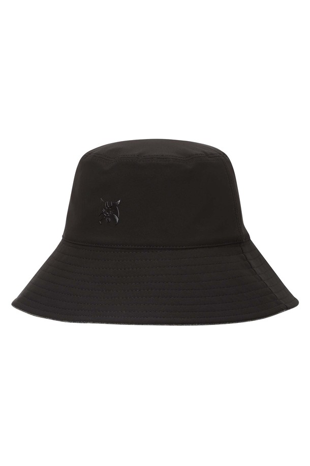 **[25FW] 남성 플리스 리버서블 버킷햇 L11E4CP204_BK**는 부드러운 촉감의 플리스 소재로 제작된 남성 버킷햇입니다. 겨울 계절에 적합하며, 무지 디자인으로 캐주얼, 미니멀, 클래식 스타일을 연출하기 좋습니다. 블랙과 화이트 컬러의 양면 착용이 가능하여, 하나의 모자로 다양한 스타일을 연출할 수 있습니다. 챙 넓이는 8.5cm이며, 보온 기능을 갖춰 골프룩 또는 겨울 데일리룩에 활용하기 좋습니다. 내부 안감이 있어 더욱 따뜻하고 편안하게 착용할 수 있습니다.
