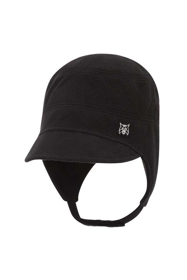 **[25FW] 여성 플리스 방한 변형캡 L21E4CP261_BK**

**블랙**과 **아이보리** 두 가지 색상으로 출시된 여성용 방한 모자입니다. 부드러운 플리스 소재와 두꺼운 두께감으로 뛰어난 보온성을 제공하며, **골프** 및 **겨울 데일리룩**에 모두 활용 가능합니다. 변형 가능한 캡 디자인으로 다양한 스타일 연출이 가능하며, **턱끈**이 있어 안정적인 착용감을 선사합니다. **5.5cm 챙**과 일반적인 모자 깊이, **무지** 디자인으로 **클래식, 미니멀, 캐주얼** 스타일 모두 소화 가능합니다. 내부에 안감이 있어 착용감이 좋고, 경량 설계로 편안하게 즐길 수 있습니다.
