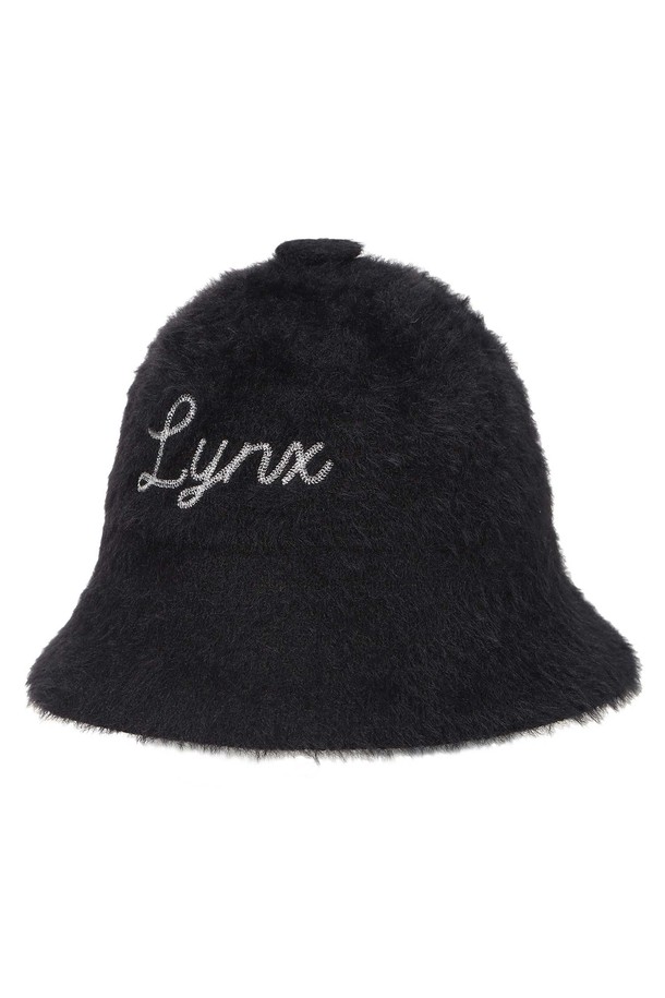 [25FW] 여성 니트 방한 버킷햇 L21E4CP262_BK는 겨울철 방한을 위한 여성용 버킷햇입니다. 부드러운 촉감의 나일론과 폴리에스테르 혼방 소재로 제작되어 가볍고 편안한 착용감을 제공합니다. 무지 디자인에 블랙과 아이보리 두 가지 색상으로 출시되어 다양한 겨울 코디에 활용하기 좋습니다. 캐주얼, 미니멀, 클래식 스타일의 골프룩 또는 겨울 데일리룩에 매치하여 따뜻하고 스타일리시하게 연출할 수 있습니다. 가벼운 무게와 휴대성으로 언제 어디서든 간편하게 착용 가능하며, 세트업 (L21E4AC251) 제품과 함께 더욱 완벽한 스타일을 완성할 수 있습니다.
