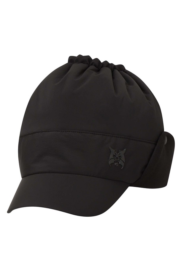 [25FW] 남성 변형 방한캡 L11E4CP304_BK는 겨울철 골프룩 또는 데일리룩에 적합한 남성용 방한 모자입니다. 블랙 컬러의 무지 디자인으로 캐주얼, 미니멀, 클래식 스타일을 연출합니다. 나일론과 폴리에스테르 혼방 소재로 제작되어 두꺼운 두께감으로 보온성을 높였습니다. 6.5cm 챙 길이와 탈부착 가능한 플라스틱 이어플랩, 상단 탄성 조절 시스템, UV 프로텍션 챙이 특징입니다. 자외선 차단 및 방한 기능으로 겨울철 야외 활동 시 유용하게 착용할 수 있습니다.
