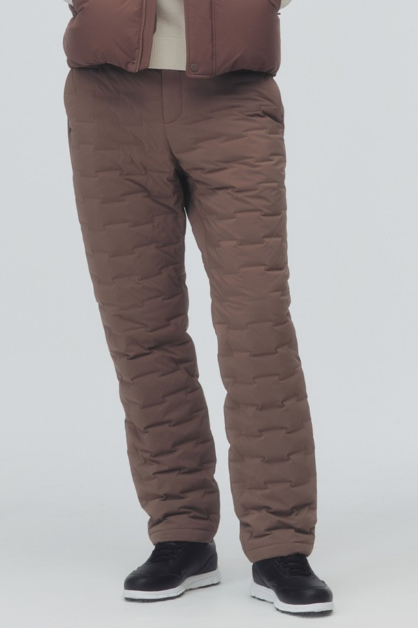 **[베이직라인] 남성 일자핏 다운 팬츠 L12E4PT026_BG**는 겨울철 골프 및 일상생활에서 따뜻하게 착용할 수 있는 남성용 다운 팬츠입니다. 베이직한 디자인과 베이지 컬러로 다양한 상의와 매치하기 용이하며, 클래식, 미니멀, 캐주얼 스타일을 연출하기 좋습니다. 두꺼운 두께감과 부드러운 촉감의 폴리에스테르 소재로 제작되어 편안한 착용감을 제공합니다. 일자핏 레귤러 핏으로, 활동성을 보장하며, 다운 충전재와 안감(패딩)으로 보온성을 극대화했습니다. 밴딩이 없는 디자인으로 깔끔한 실루엣을 완성합니다.
