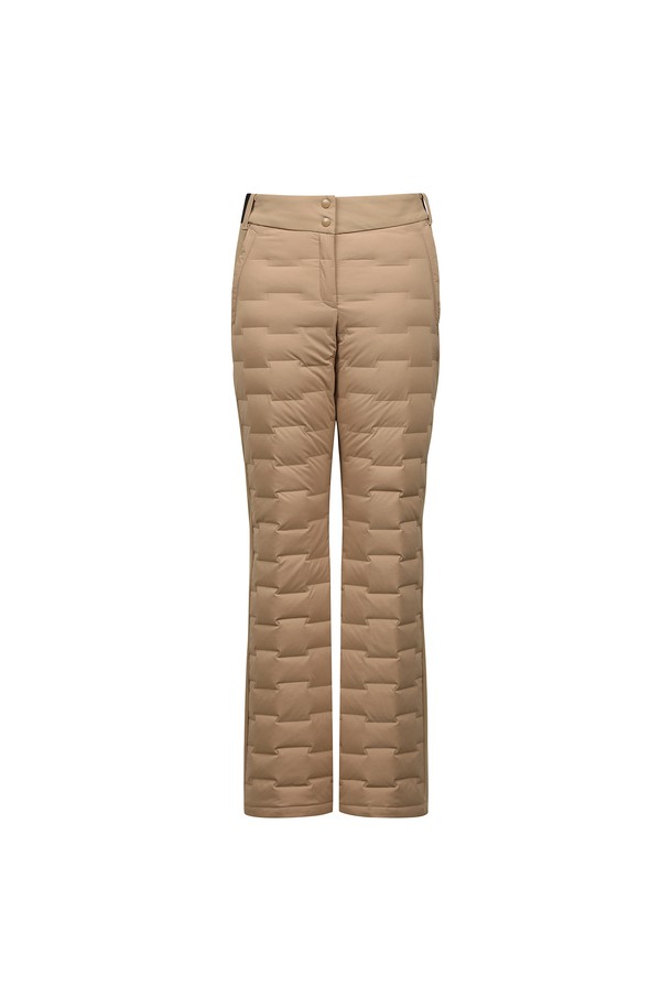 **[베이직라인] 여성 저지배색 다운 팬츠 L22E4PT075_BG**는 겨울철 골프 및 일상생활에서 활용하기 좋은 여성 다운 팬츠입니다. 베이지 컬러에 저지 배색 디자인이 돋보이며, 레귤러 핏으로 편안한 착용감을 선사합니다. 겉감은 폴리에스터, 나일론, 폴리우레탄 혼방 소재로 제작되었으며, 톡톡한 두께감과 신축성으로 활동성을 높였습니다. 충전재는 몸판에 오리솜털 80%, 오리깃털 20%를 사용하여 보온성을 극대화했으며, 주머니는 폴리에스터 100% 충전재로 제작되었습니다. 무지 스타일로 다양한 상의와 매치하기 용이하며, 겨울 데일리룩과 골프룩에 모두 활용 가능한 실용적인 아이템입니다.
