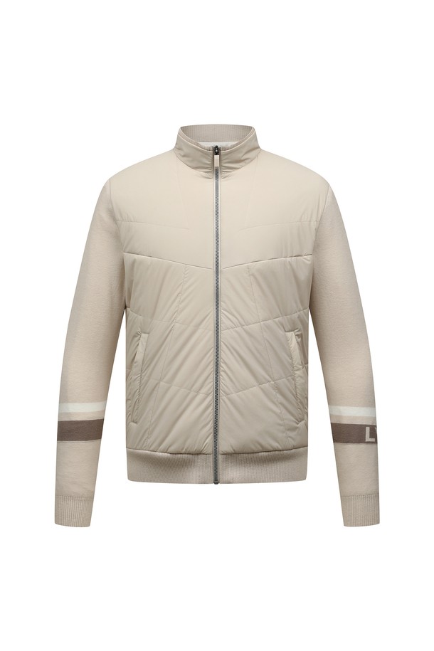 [25FW] 남성 전판 충전재 가디건 L11E4SD328_IV는 남성 골프룩을 위한 스포티 & 미니멀 스타일의 겨울용 가디건입니다. 아이보리(IVORY)와 그린(GREEN) 두 가지 색상으로 출시되었으며, 꼼꼼하게 충전재를 넣어 보온성을 높였습니다. 두꺼운 두께감과 긴 소매 기장으로 추운 날씨에도 따뜻하게 착용할 수 있으며, 집업 스타일로 편안하게 여밀 수 있습니다. 아크릴, 폴리에스터, 모, 나일론, 폴리우레탄 등 다양한 소재를 사용하여 방풍 기능을 더했습니다. 안감이 있어 부드러운 착용감을 선사합니다.
