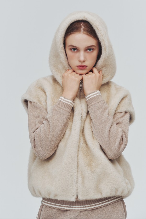 [25FW] 여성 에코 퍼 베스트 L21E4JV152_IV는 부드러운 촉감의 에코 퍼 소재로 제작된 여성용 베스트입니다. 아이보리 컬러의 무지 디자인으로, 캐주얼, 스포티, 미니멀 스타일을 연출하기 좋습니다. 두꺼운 두께감으로 가을, 겨울 시즌에 따뜻하게 착용할 수 있으며, 골프 및 일상복으로 활용 가능합니다. 레귤러핏에 민소매 디자인, 집업 여밈 방식과 후드 디테일이 특징입니다. 
