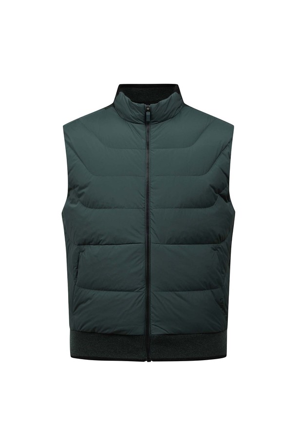 [25FW] 남성 하이브리드 오픈 베스트 L11E4SV324_GN은 그린 컬러의 남성용 패딩 베스트입니다. 가을과 겨울에 착용하기 좋은 두꺼운 두께감으로, 보온성과 경량성을 동시에 제공합니다. 나일론과 폴리에스테르 혼방 소재로 제작되어 스포티하면서도 캐주얼한 스타일을 연출하며, 골프 및 일상생활에서 활용하기 좋습니다. 오픈형 디자인과 레귤러핏으로 편안한 착용감을 선사하며, 민소매 디자인으로 활동성을 높였습니다. 하이브리드 특징으로 다양한 스타일을 소화하며 미니멀한 무드를 더합니다.
