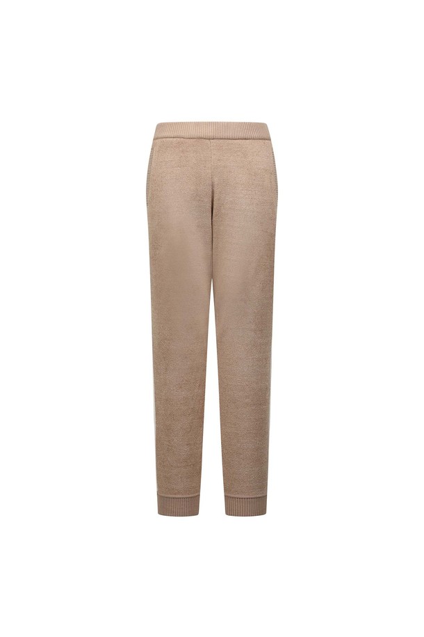 **[25FW] 여성 융본딩 팬츠 L21E4PF181_BG**는 여성 골프룩을 위한 스포티하고 미니멀한 스타일의 긴 바지입니다. 가을과 겨울에 착용하기 적합하며, 부드러운 촉감의 융본딩 소재와 두꺼운 두께감으로 따뜻함을 제공합니다. 레귤러핏 디자인과 무지 패턴으로 어떤 상의와도 쉽게 매치할 수 있습니다. 안감은 기모 처리되어 보온성을 높였으며, 허리 밴딩으로 편안한 착용감을 선사합니다. 베이지 컬러로 세련된 골프 스타일을 완성해보세요.
